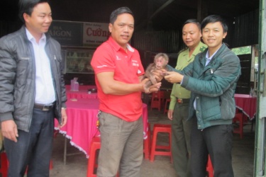 People who voluntarily hand rare wildlife